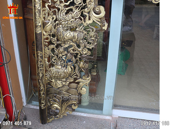 Chân cửa khắc họa tinh xảo và sắc nét hình ảnh con rùa và rồng